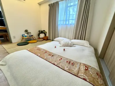 a bedroom with a bed with white sheets and a window at Motosakura 301, direct access to Narita and Haneda, 2 beds, 5 train lines, elevator, free bicycle rental, luxury double bed in Tokyo