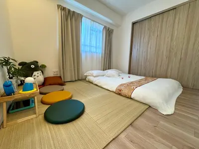 a bedroom with a large bed and a large window at Motosakura 301, direct access to Narita and Haneda, 2 beds, 5 train lines, elevator, free bicycle rental, luxury double bed in Tokyo