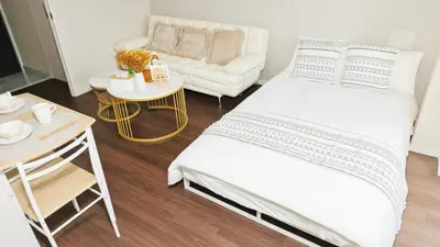 a bedroom with a bed and a couch at \u9326\u7cf8\u753a-1104 in Tokyo