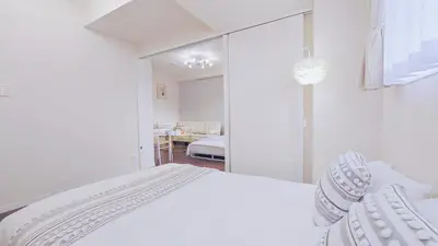 a white bedroom with a bed and a mirror at \u9326\u7cf8\u753a-1104 in Tokyo