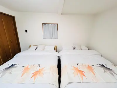 two beds sitting next to each other in a room at LY-shinjuku-house SJ0432 in Tokyo