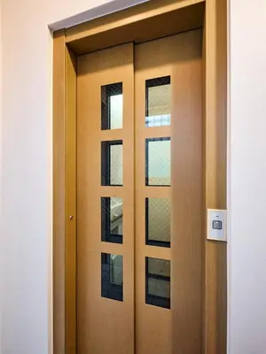 a wooden door with two windows on it at \u3068\u307e\u308a\u30fc\u3068Stay \u897f\u4e94\u53cd\u7530 Tomareat Stay Nishi-Gotanda in Tokyo