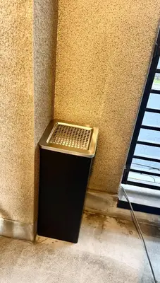 a black trash can sitting next to a wall at \u3068\u307e\u308a\u30fc\u3068Stay \u897f\u4e94\u53cd\u7530 Tomareat Stay Nishi-Gotanda in Tokyo