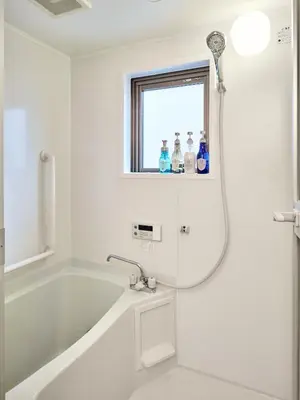 a white bathroom with a tub and a window at \u3068\u307e\u308a\u30fc\u3068Stay \u897f\u4e94\u53cd\u7530 Tomareat Stay Nishi-Gotanda in Tokyo