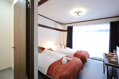 a hotel room with two beds with towels on them at \u696d\u5e732\u968e3\u968e \u5c4b\u4e0a\u30b9\u30ab\u30a4\u30c4\u30ea\u30fc\u30d3\u30e5\u30fc \u6700\u59276\u540d in Tokyo