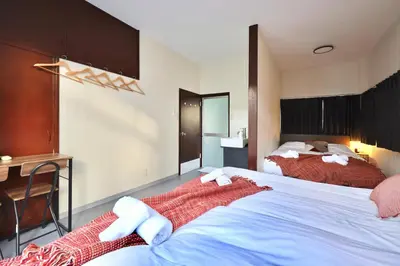 a bedroom with two beds with towels on them at \u696d\u5e732\u968e3\u968e \u5c4b\u4e0a\u30b9\u30ab\u30a4\u30c4\u30ea\u30fc\u30d3\u30e5\u30fc \u6700\u59276\u540d in Tokyo