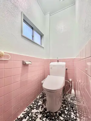 a pink bathroom with a toilet and a window at \u696d\u5e732\u968e3\u968e \u5c4b\u4e0a\u30b9\u30ab\u30a4\u30c4\u30ea\u30fc\u30d3\u30e5\u30fc \u6700\u59276\u540d in Tokyo