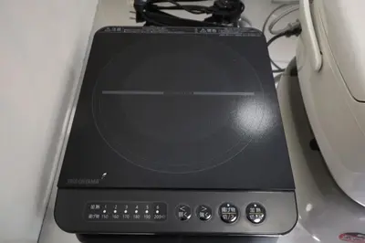 a laptop computer sitting on top of a desk at \u696d\u5e732\u968e3\u968e \u5c4b\u4e0a\u30b9\u30ab\u30a4\u30c4\u30ea\u30fc\u30d3\u30e5\u30fc \u6700\u59276\u540d in Tokyo