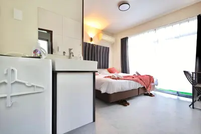 a bathroom with a bed and a sink in a room at \u696d\u5e732\u968e3\u968e \u5c4b\u4e0a\u30b9\u30ab\u30a4\u30c4\u30ea\u30fc\u30d3\u30e5\u30fc \u6700\u59276\u540d in Tokyo