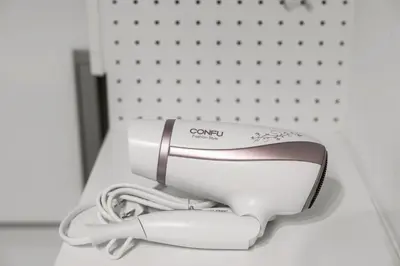 a hair dryer sitting on top of a counter at 4\u540d\u5bbf\u6cca \u897f\u65b0\u5bbf\u30a2\u30d1\u30fc\u30c8\u30e1\u30f3\u30c8 in Tokyo