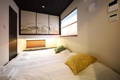 a bedroom with a large white bed with a window at \u4e1c\u4e0a\u91ce \u4e0a\u91ce\u99c5\u5f92\u6b696\u5206 \u8d85\u9ad8\u7d1a4\u968e\u5efa\u3066\u65b0\u7bc9\u4e00\u8ed2\u5bb6 \u6700\u592710\u540d in Tokyo
