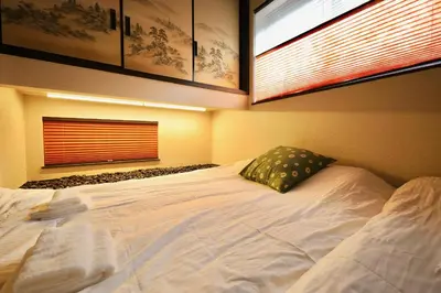 a bedroom with a large white bed with a pillow at \u4e1c\u4e0a\u91ce \u4e0a\u91ce\u99c5\u5f92\u6b696\u5206 \u8d85\u9ad8\u7d1a4\u968e\u5efa\u3066\u65b0\u7bc9\u4e00\u8ed2\u5bb6 \u6700\u592710\u540d in Tokyo