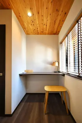 a room with a bench and a table and a stool at \u4e1c\u4e0a\u91ce \u4e0a\u91ce\u99c5\u5f92\u6b696\u5206 \u8d85\u9ad8\u7d1a4\u968e\u5efa\u3066\u65b0\u7bc9\u4e00\u8ed2\u5bb6 \u6700\u592710\u540d in Tokyo