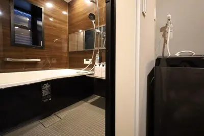 a bathroom with a sink and a mirror at \u4e1c\u4e0a\u91ce \u4e0a\u91ce\u99c5\u5f92\u6b696\u5206 \u8d85\u9ad8\u7d1a4\u968e\u5efa\u3066\u65b0\u7bc9\u4e00\u8ed2\u5bb6 \u6700\u592710\u540d in Tokyo