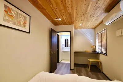 a room with a bed and a table and a window at \u4e1c\u4e0a\u91ce \u4e0a\u91ce\u99c5\u5f92\u6b696\u5206 \u8d85\u9ad8\u7d1a4\u968e\u5efa\u3066\u65b0\u7bc9\u4e00\u8ed2\u5bb6 \u6700\u592710\u540d in Tokyo