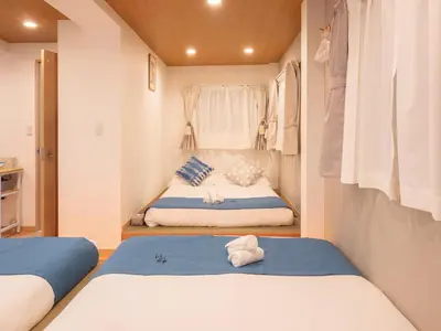 a bedroom with two beds in a room at \u685c\u306e\u5ddd71 \u521d\u53f0\u99c55\u5206 2-6\u4eba\u4e285 minute from Hatsudai 2-6 people in Tokyo