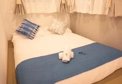 a teddy bear sitting on top of a bed at \u685c\u306e\u5ddd71 \u521d\u53f0\u99c55\u5206 2-6\u4eba\u4e285 minute from Hatsudai 2-6 people in Tokyo