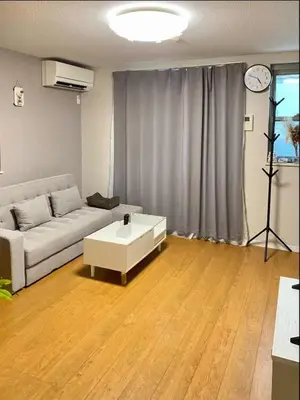 a living room with a couch and a coffee table at \u65b0\u5927\u4e45\u4fdd\u7f8e\u98df\u8857\u9ad8\u7d1a\u6c11\u6cca in Tokyo