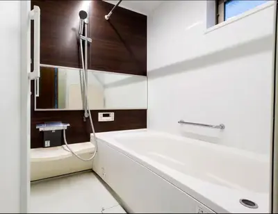 a bathroom with a white tub and a sink at \u65b0\u5927\u4e45\u4fdd\u7f8e\u98df\u8857\u9ad8\u7d1a\u6c11\u6cca in Tokyo