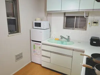 a small kitchen with a sink and a microwave at \u65b0\u5927\u4e45\u4fdd\u7f8e\u98df\u8857\u9ad8\u7d1a\u6c11\u6cca in Tokyo