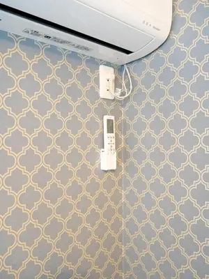a room with a wall withige and white wallpaper at Familia Heiwajima 2 in Tokyo