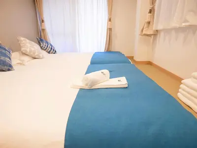 a bedroom with a bed with two white towels on it at \u685c\u306e\u5ddd72 \u521d\u53f0\u99c55\u5206 2-4\u4eba\u4e285 minute from Hatsudai 2-4 people in Tokyo