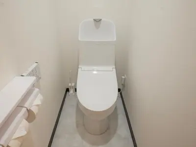 a bathroom with a white toilet in a room at \u685c\u306e\u5ddd72 \u521d\u53f0\u99c55\u5206 2-4\u4eba\u4e285 minute from Hatsudai 2-4 people in Tokyo