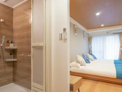 a small bedroom with a bed and a shower at \u685c\u306e\u5ddd72 \u521d\u53f0\u99c55\u5206 2-4\u4eba\u4e285 minute from Hatsudai 2-4 people in Tokyo