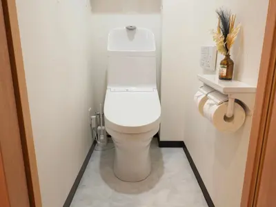 a bathroom with a white toilet in a room at \u685c\u306e\u5ddd73 \u521d\u53f0\u99c55\u5206 2-4\u4eba\u4e285 minute from Hatsudai 2-4 people in Tokyo