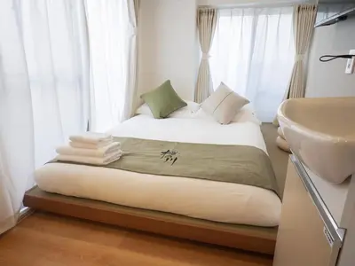 a bed in a room with a sink and a bed sidx sidx sidx at \u685c\u306e\u5ddd74 \u521d\u53f0\u99c55\u5206 2\u4eba\u4e285 minute from Hatsudai 2 people in Tokyo
