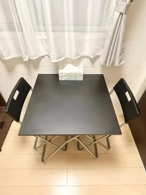 a black table and two chairs in front of a window at \u5357\u516c\u5712\u30b9\u30ab\u30a4\u30d3\u30e5\u30fc in Tokyo