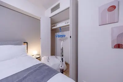 a bedroom with a white bed and a closet at \u30b7\u30c6\u30a3\u30c6\u30e9\u30b9\u8d64\u5742 in Tokyo