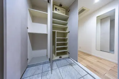an empty room with shelves in a wall at \u30b7\u30c6\u30a3\u30c6\u30e9\u30b9\u8d64\u5742 in Tokyo