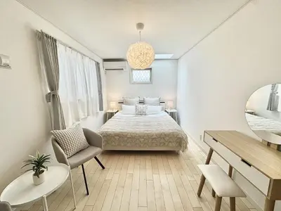 a white bedroom with a bed and a desk at Ryan inn 99\u5e73\u7c73 \u6238\u5efa\u8cb8\u52071\u7d4410\u540d\u307e\u3067 JR\u6771\u5341\u6761\u99c5\u5f92\u6b693\u5206 in Tokyo