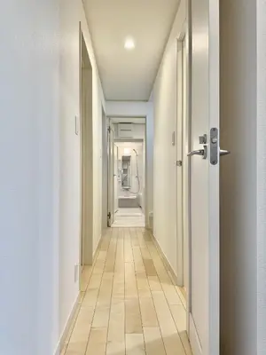a corridor of a hallway with at Ryan inn 99\u5e73\u7c73 \u6238\u5efa\u8cb8\u52071\u7d4410\u540d\u307e\u3067 JR\u6771\u5341\u6761\u99c5\u5f92\u6b693\u5206 in Tokyo
