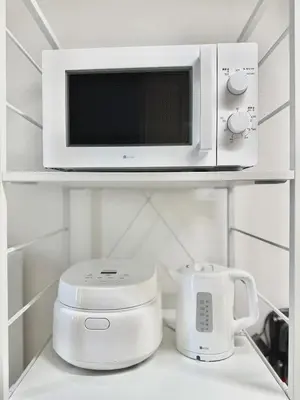 a microwave oven and a blender on a shelf at Ryan inn 99\u5e73\u7c73 \u6238\u5efa\u8cb8\u52071\u7d4410\u540d\u307e\u3067 JR\u6771\u5341\u6761\u99c5\u5f92\u6b693\u5206 in Tokyo
