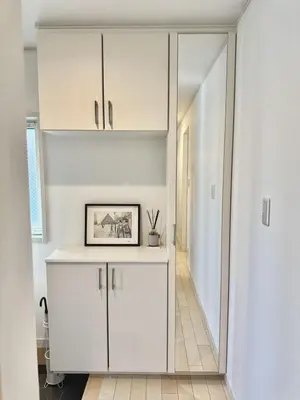 a white cabinet in a room with a hallway at Ryan inn 99\u5e73\u7c73 \u6238\u5efa\u8cb8\u52071\u7d4410\u540d\u307e\u3067 JR\u6771\u5341\u6761\u99c5\u5f92\u6b693\u5206 in Tokyo