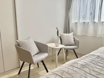 a bedroom with two chairs and a table and a bed at Ryan inn 99\u5e73\u7c73 \u6238\u5efa\u8cb8\u52071\u7d4410\u540d\u307e\u3067 JR\u6771\u5341\u6761\u99c5\u5f92\u6b693\u5206 in Tokyo