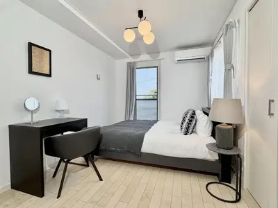 a bedroom with a bed and a desk and a window at Dorothy Inn Spacious 4LDK New Build 97sqm Up to 10 Guests Free Private Parking Near JR Higashi Jujo Station 3 Minute Walk in Tokyo