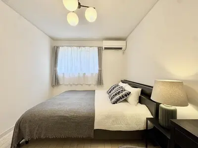 a small bedroom with a bed and a window at Dorothy Inn Spacious 4LDK New Build 97sqm Up to 10 Guests Free Private Parking Near JR Higashi Jujo Station 3 Minute Walk in Tokyo
