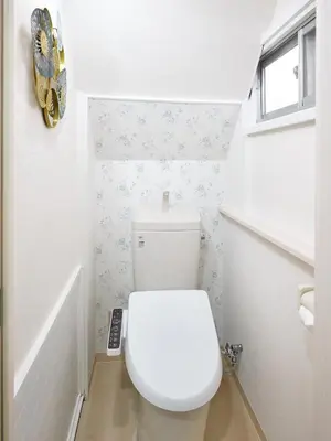 a bathroom with a white toilet in a room at Hagi in Tokyo
