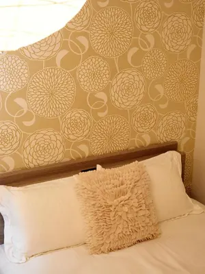 a bedroom with a bed with a brown and white wall at Hagi in Tokyo