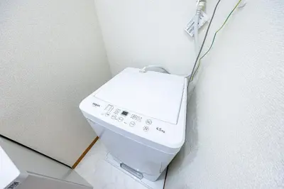 a toilet with a white box on the wall at \u30e2\u30f3 \u30b7\u30e3\u30c8\u30fc\u4e2d\u91ce\u5e73\u548c\u306e\u68ee in Tokyo