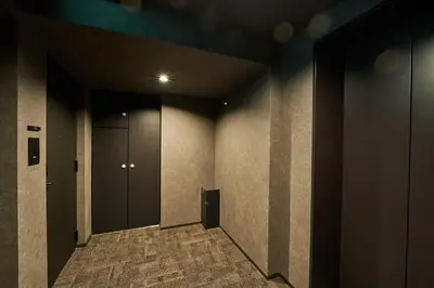 an empty hallway with a door and a hallwayngth at LIVECASA\u8535\u524d 2mins to Kuramae station in Tokyo