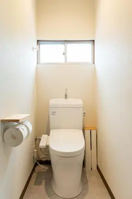 a white toilet in a bathroom with a window at \u548c\u6c17\u4f1a\u3005\u690e\u540d\u753a Wakiaiai Shiinamachi in Tokyo