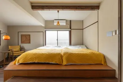 a bedroom with a large bed with a yellow blanket at \u548c\u6c17\u4f1a\u3005\u690e\u540d\u753a Wakiaiai Shiinamachi in Tokyo