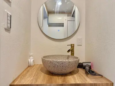 a bathroom with a sink and a mirror at \u6c60\u888b\u5168\u65b0\u72ec\u7acb3\u5c42\u522b\u5885 3\u5ba41\u53851\u6d74\u5ba42\u536b\u751f\u95f4 \u6700\u59278\u4eba max 8P \u8f66\u7ad98\u5206\u949f 8mins to ST \u94f6\u5ea7 \u65b0\u5bbf \u6d89\u8c37 \u6c60\u888b \u4e1c\u4eac\u76f4\u901a in Tokyo