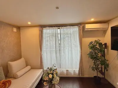 a living room with a couch and a window at \u6c60\u888b\u5168\u65b0\u72ec\u7acb3\u5c42\u522b\u5885 3\u5ba41\u53851\u6d74\u5ba42\u536b\u751f\u95f4 \u6700\u59278\u4eba max 8P \u8f66\u7ad98\u5206\u949f 8mins to ST \u94f6\u5ea7 \u65b0\u5bbf \u6d89\u8c37 \u6c60\u888b \u4e1c\u4eac\u76f4\u901a in Tokyo