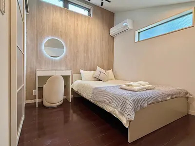 a bedroom with a bed with a desk and a chair at \u6c60\u888b\u5168\u65b0\u72ec\u7acb3\u5c42\u522b\u5885 3\u5ba41\u53851\u6d74\u5ba42\u536b\u751f\u95f4 \u6700\u59278\u4eba max 8P \u8f66\u7ad98\u5206\u949f 8mins to ST \u94f6\u5ea7 \u65b0\u5bbf \u6d89\u8c37 \u6c60\u888b \u4e1c\u4eac\u76f4\u901a in Tokyo