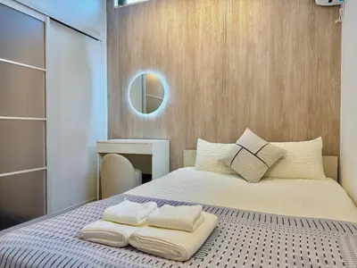 a bedroom with a bed with two towels on it at \u6c60\u888b\u5168\u65b0\u72ec\u7acb3\u5c42\u522b\u5885 3\u5ba41\u53851\u6d74\u5ba42\u536b\u751f\u95f4 \u6700\u59278\u4eba max 8P \u8f66\u7ad98\u5206\u949f 8mins to ST \u94f6\u5ea7 \u65b0\u5bbf \u6d89\u8c37 \u6c60\u888b \u4e1c\u4eac\u76f4\u901a in Tokyo
